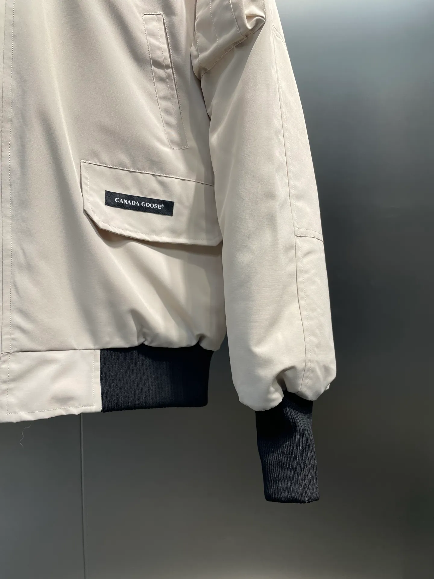 P780 high-end version Canada Goose Canada Goose #Chilliwack 7999M bomber jacket short down jacket/01 model #Men and Women Same Style# ➖ Genuine synchronous anti-counterfeiting chip sensor! ➖ Imported 21S polyester-cotton blended original fabric [last year’s 16S/18S hard fabrics have been completely eliminated, this year all use 21S genuine synchronous fabrics, the soft mid-strap feels delicate and textured], genuine synchronous Feather-Light 10D waterproof coating fabric, made of 84.5 polyester fiber and 15.5 cotton, 100% the best feel in the entire network! ➖ The genuine official website is synchronized with the national standard 80 white duck down, you can check the official website customer service, there will never be a series of misleading claims such as 90 down or goose down! ➖ Using the best nylon lining with double double-layer sealing design, velvet-proof No. 7 needle + grid-filled down ready-made garments, there is 100% no so-called velvet running! ➖ The cuffs are designed with thickened seamless threads, and the collar and pockets are lined with top-quality polar fleece to keep you warm and comfortable! ➖ Yoshida YKK provides original custom-made electroplated sliders. YKK two-way lockable zippers are tight and smooth and will not peel off paint! ➖ 3M composite guarantees that the Velcro is the same as the original, durable, and all accessories and hardware are custom-made! ➖ Imported BEHRINGER embroidery machine to customize the 10,000-needle embroidery logo, 98% of which can be reproduced to restore the original logo. You can check and compare on the official website! ➖ The fur collars are all made of large pieces of Western Canadian blue wolf hide, ensuring that each fur collar is 13-15cm wide!   Size:XS-XXL